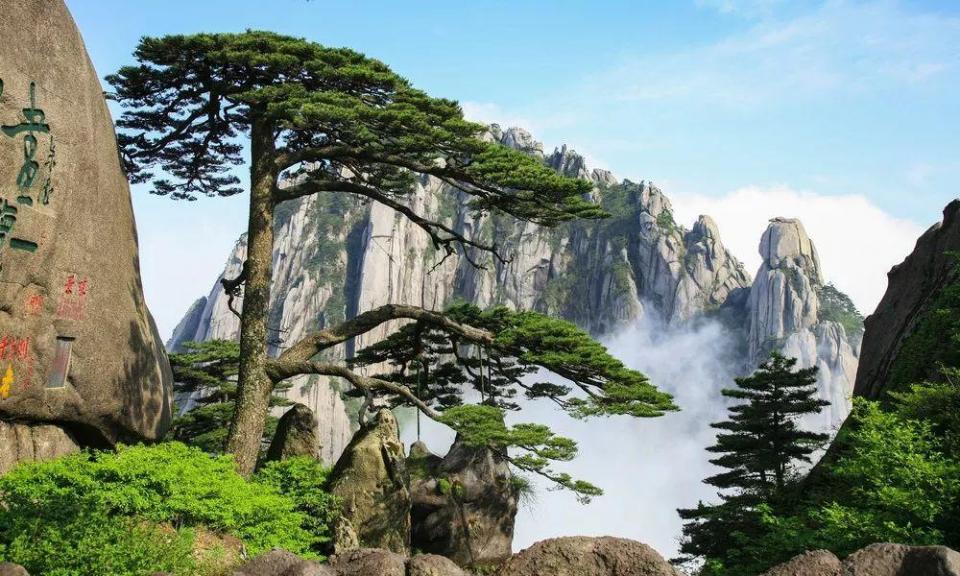 黄山原有四大奇景:奇松,怪石,云海,温泉,现代又加一冬雪(景),即