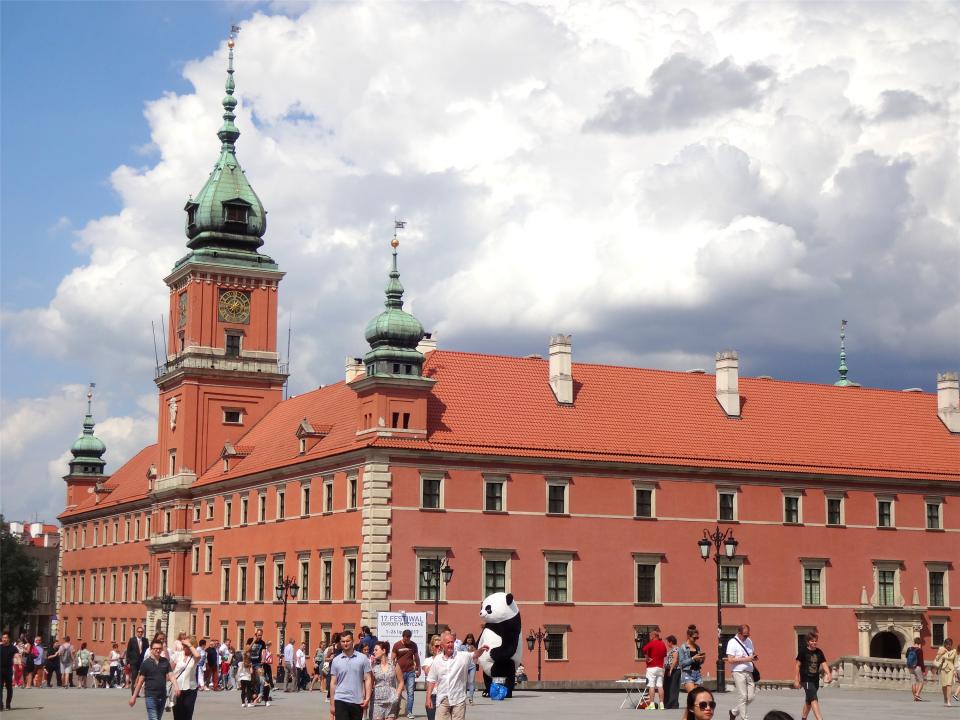 华沙王宫建筑的美轮美奂,装修的也是富丽堂皇,它是首都华沙最有特色的