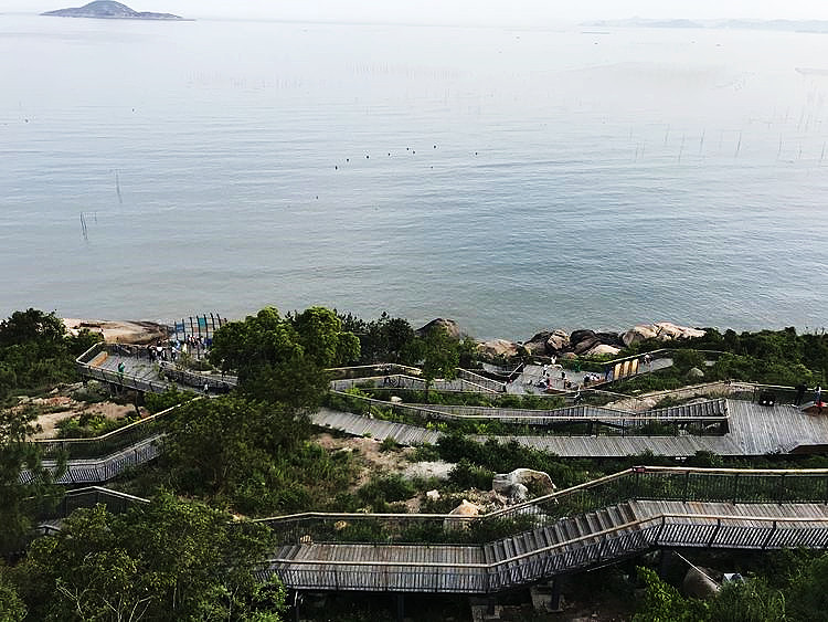 栈道总长2公里多,沿 三沙镇古桶村至虞公亭村的海岸线而建,是观赏霞浦