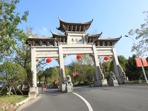 中巴停在木兰山风景区卫生室门前!距《三楚极观》牌坊不远.