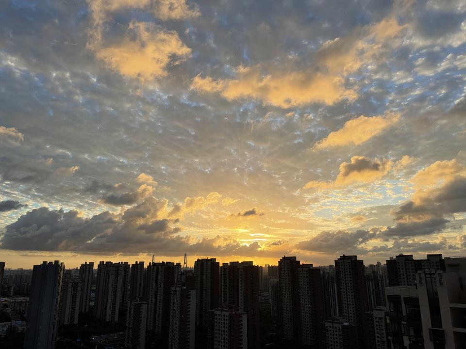 走上海看发展第1351篇——看尽人间夕阳璀璨，一世红尘融化我心。