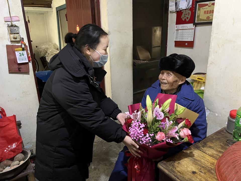 百岁老人过生日 社区温暖送祝福
