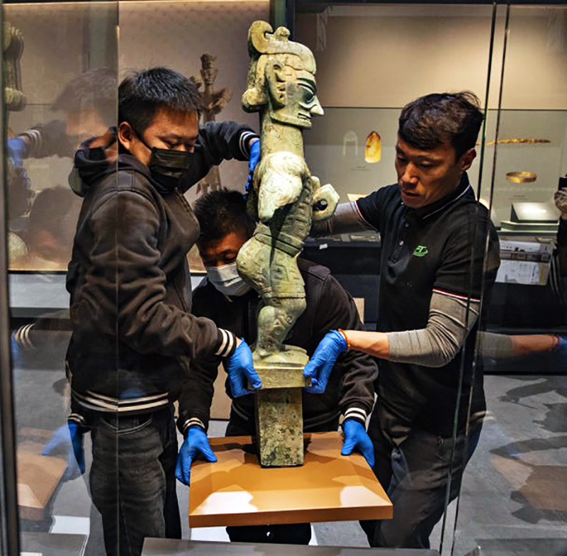 “竖披发青铜像”是上海博物馆《三星堆》展览中的明星文物