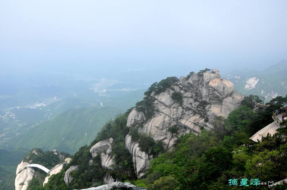 到了主峰摘星峰,远远的我们看见了一座白色的天桥(图片来自网络)