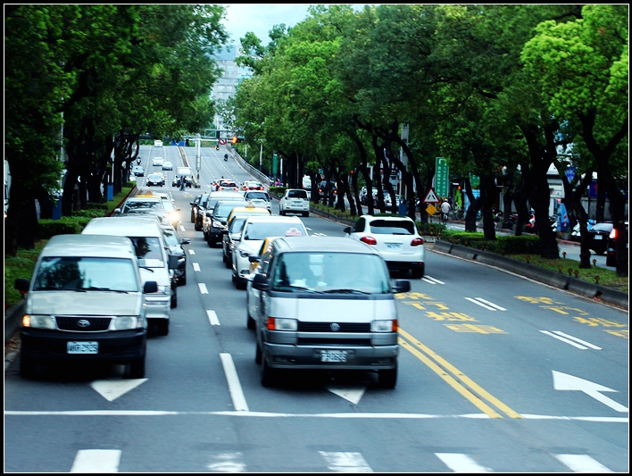 台北街道,马路较窄,街面上非常干净,街头都置有摄像头