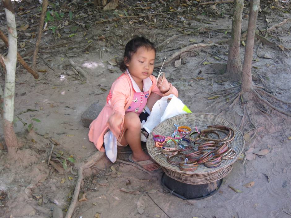 塔普伦寺景区卖旅游纪念品的小女孩