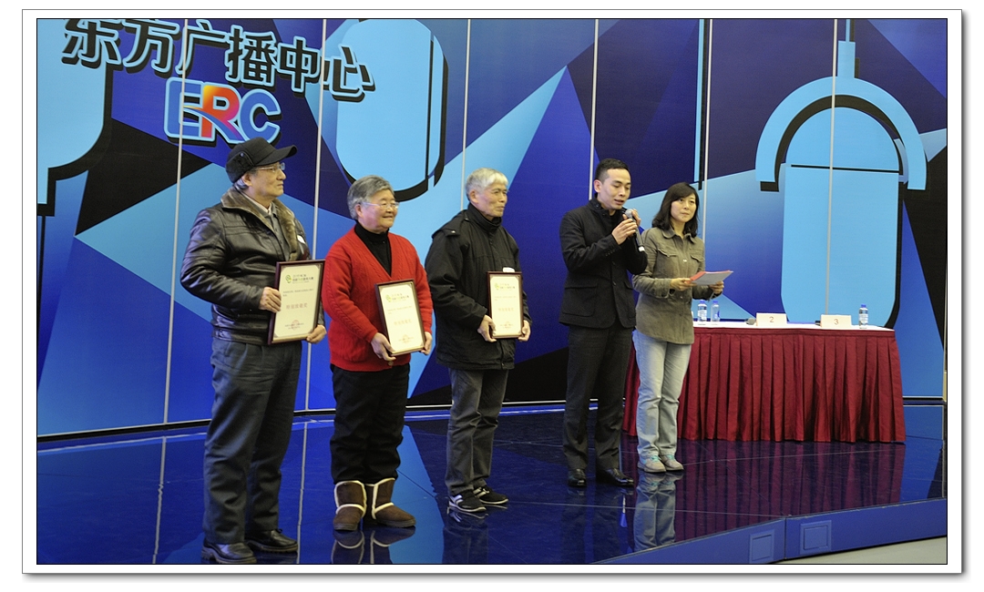 由知名老艺术家,译制片导演孙渝烽颁发特别致尊奖.