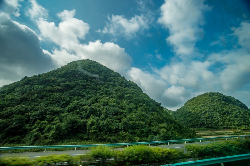 沿路绿油油的山陵连绵起伏