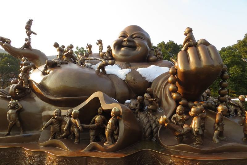 百子戏弥勒祥符禅寺祥符禅寺大佛越来越近了,朝拜它的人们显得如蝼蚁